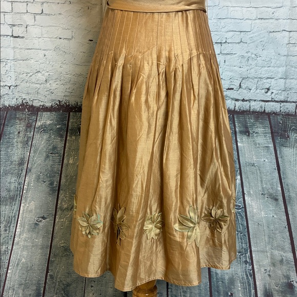 Kay Unger Gold Cap Sleeve Fit And Flare Silk Dress With Floral Hem Detail Size 8 - Picture 13 of 14